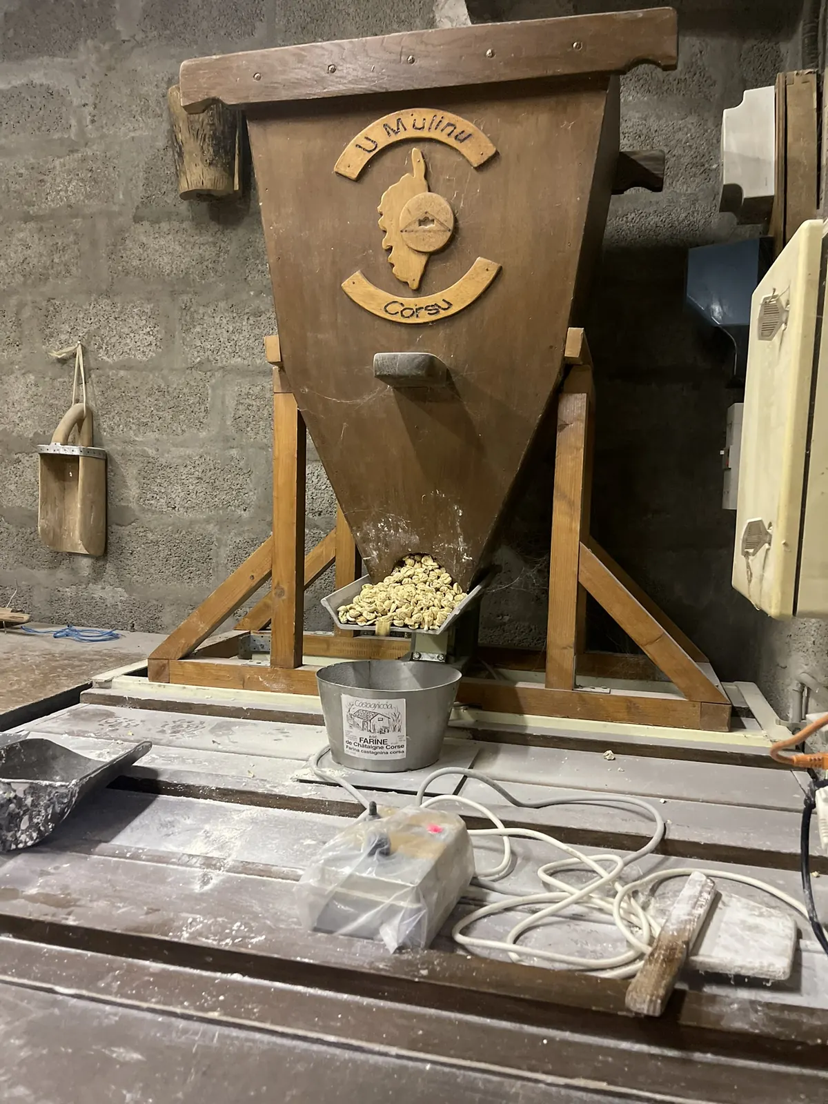 Le moulin à meules et sa trémie en bois